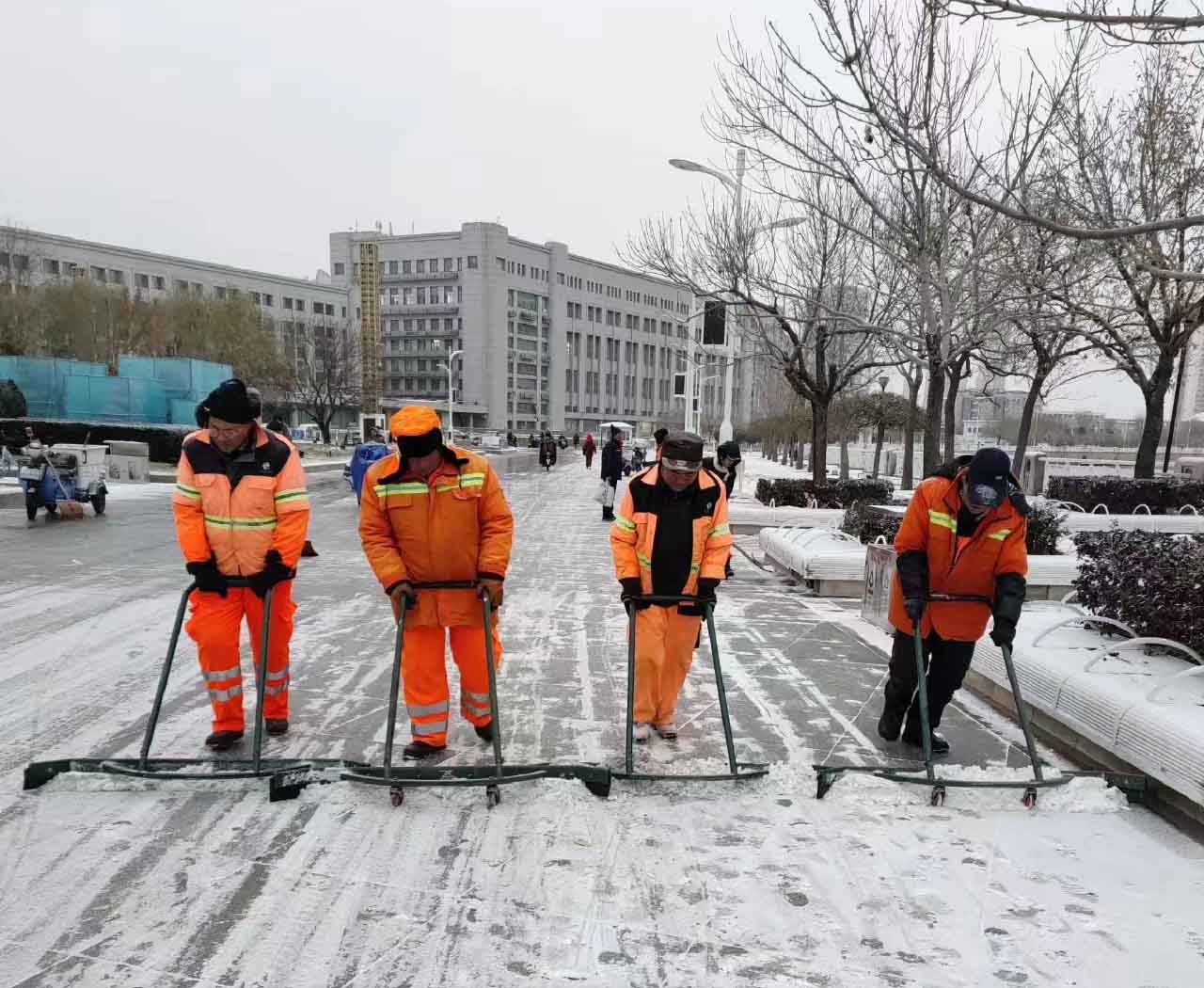 以雪为令 保障出行 | 大雪纷飞而至，j9九游会官方网站人清雪忙